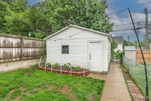 944 Regina Avenue, St Louis, MO 63125