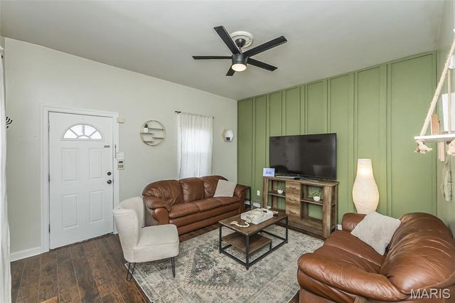 944 Regina Avenue, St Louis, MO 63125