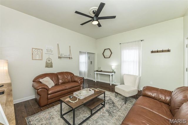 944 Regina Avenue, St Louis, MO 63125