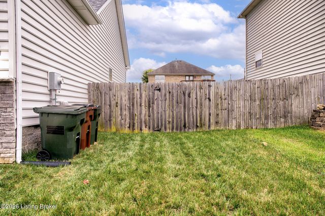392 Berger Farm Dr, Mt Washington, KY 40047