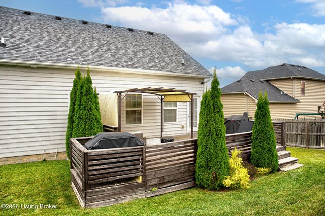 392 Berger Farm Dr, Mt Washington, KY 40047