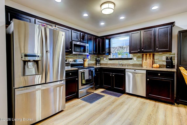392 Berger Farm Dr, Mt Washington, KY 40047
