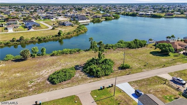 527 NW 24th TER, Cape Coral, FL 33993