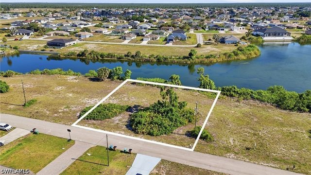527 NW 24th TER, Cape Coral, FL 33993