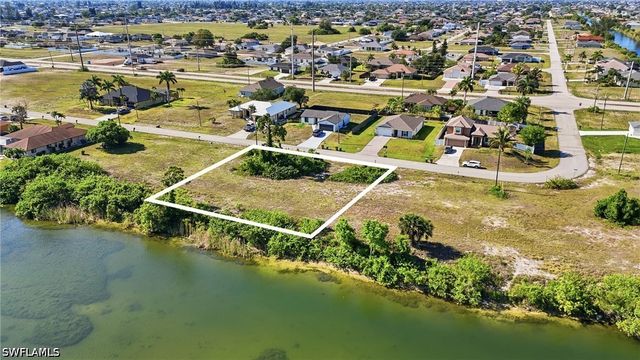 527 NW 24th TER, Cape Coral, FL 33993