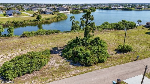 527 NW 24th TER, Cape Coral, FL 33993