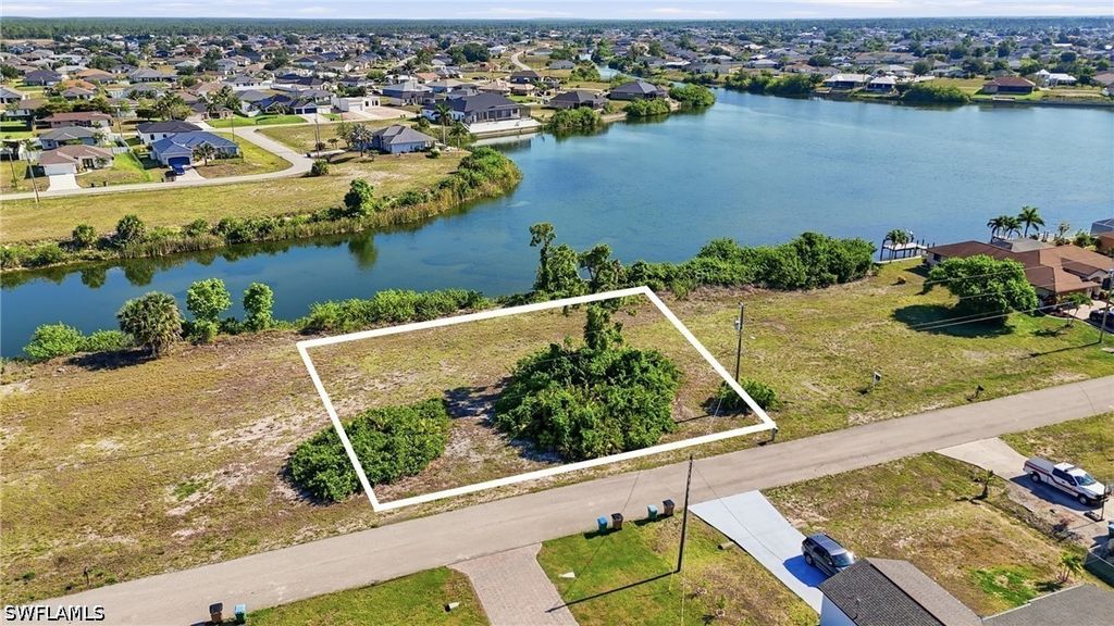 527 NW 24th TER, Cape Coral, FL 33993