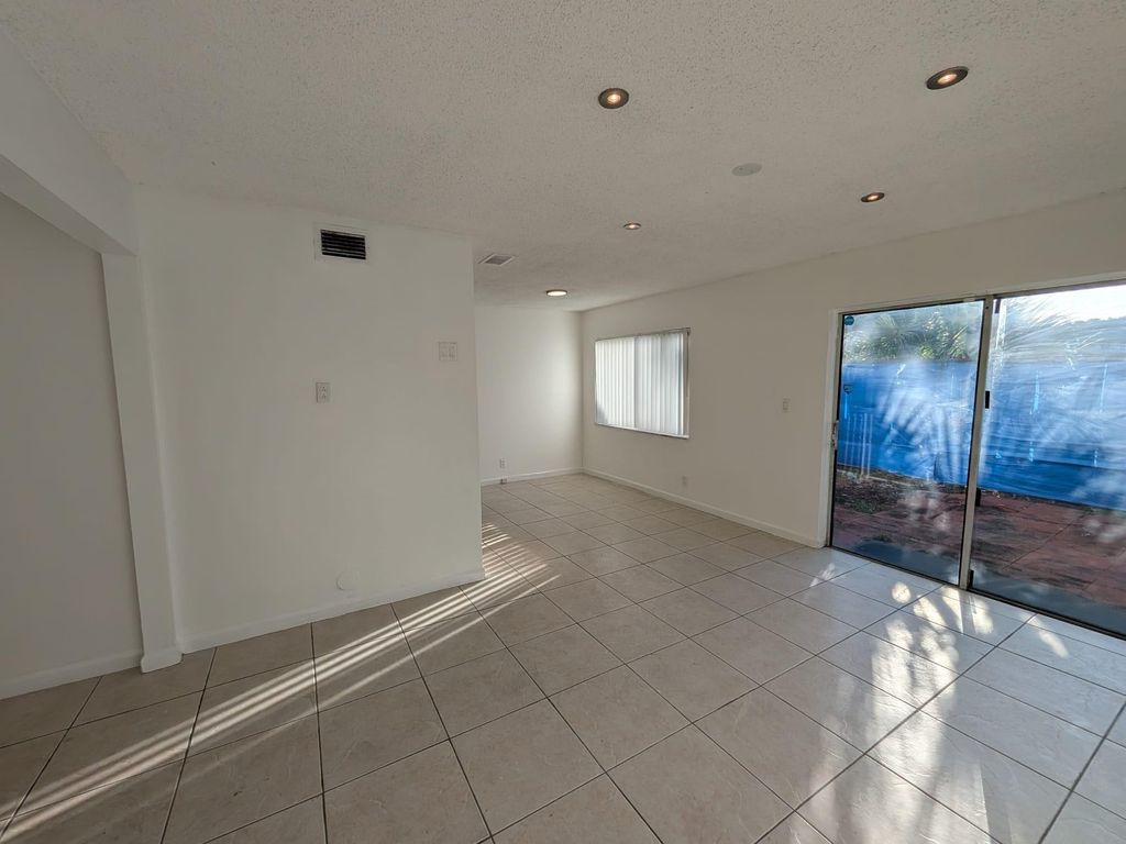 2142 NW 57th Avenue 14-A, Fort Lauderdale, FL 33313