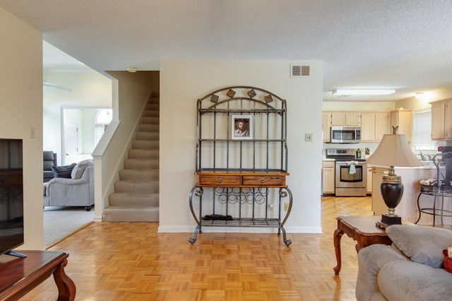 8747 CEDAR MILLS CIR, Memphis, TN 38016