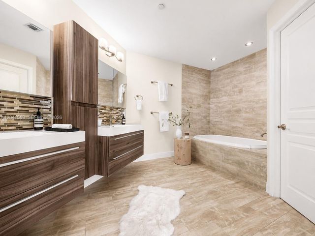 2645 S Bayshore Drive 304, Miami, FL 33133