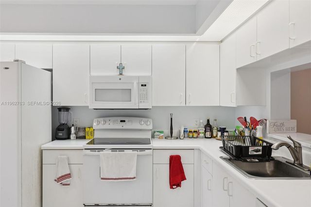 850 SW 138th Ave 208D, Pembroke Pines, FL 33027