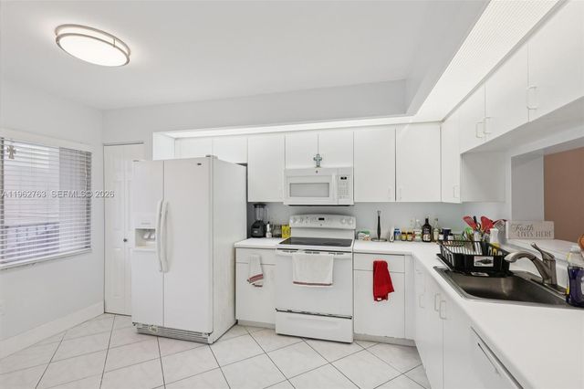 850 SW 138th Ave 208D, Pembroke Pines, FL 33027