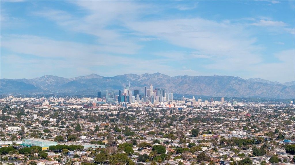 Image 17 of property listing at 1845 W 66th, Los Angeles, CA 90047