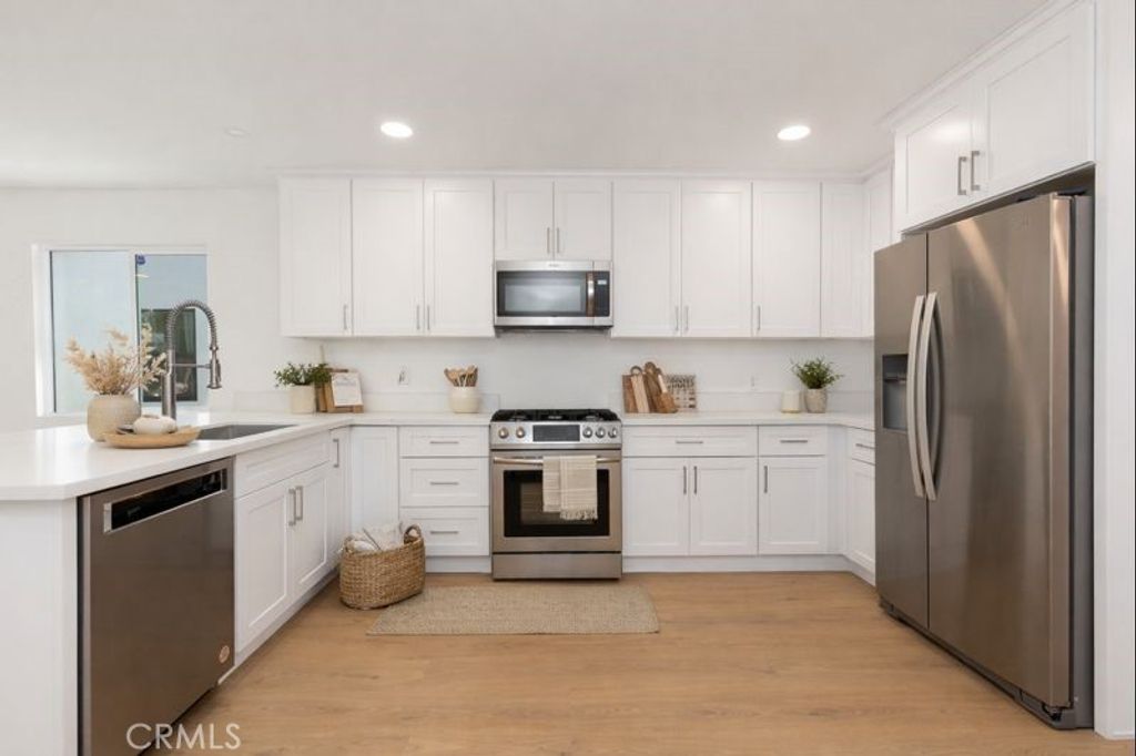 Image 3 of property listing at 1845 W 66th, Los Angeles, CA 90047
