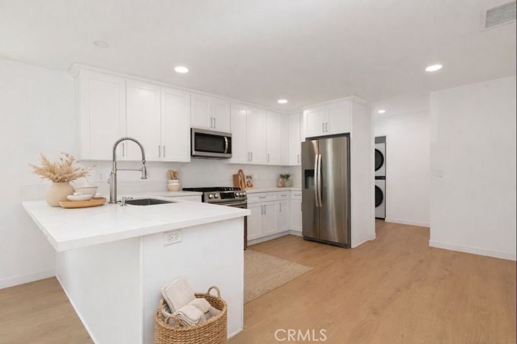Image 4 of property listing at 1845 W 66th, Los Angeles, CA 90047