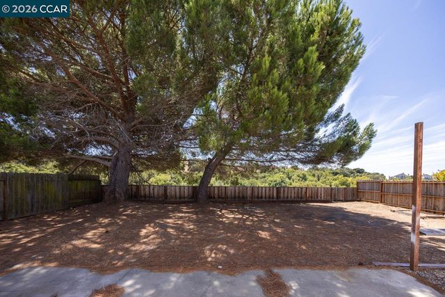 200 Oriole Ct, Hercules, CA 94547