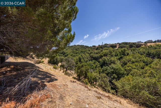 200 Oriole Ct, Hercules, CA 94547
