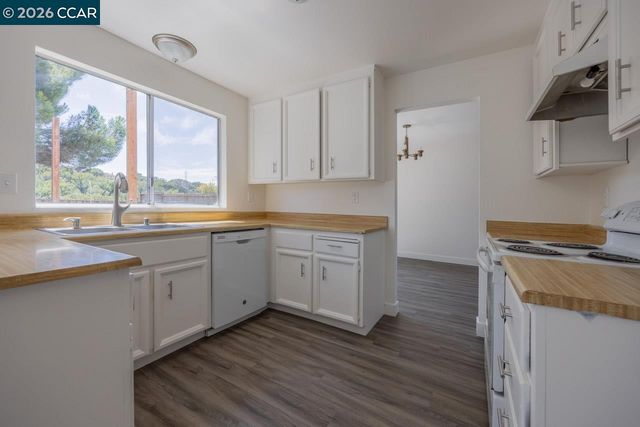 200 Oriole Ct, Hercules, CA 94547