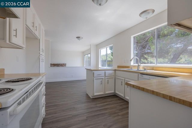 200 Oriole Ct, Hercules, CA 94547