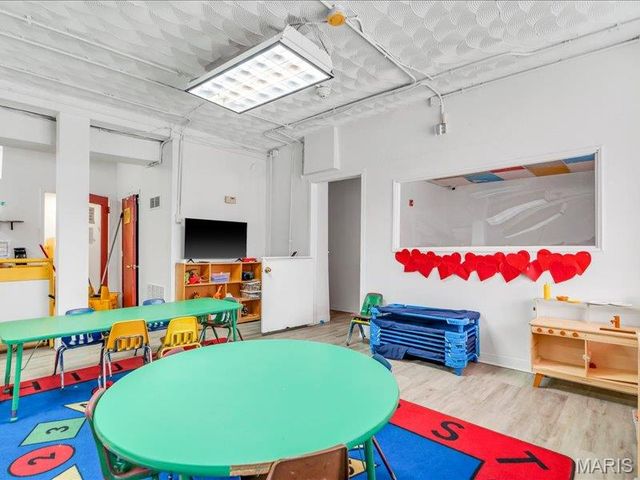 8035 N Broadway, St Louis, MO 63147