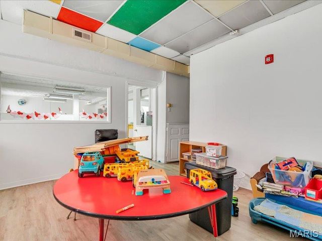 8035 N Broadway, St Louis, MO 63147