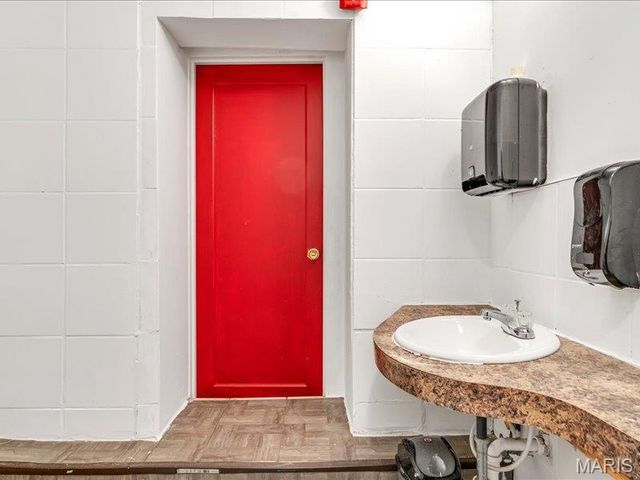 8035 N Broadway, St Louis, MO 63147