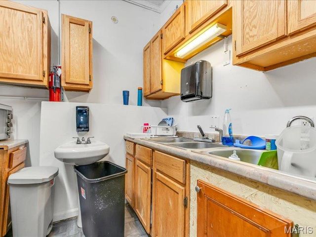 8035 N Broadway, St Louis, MO 63147