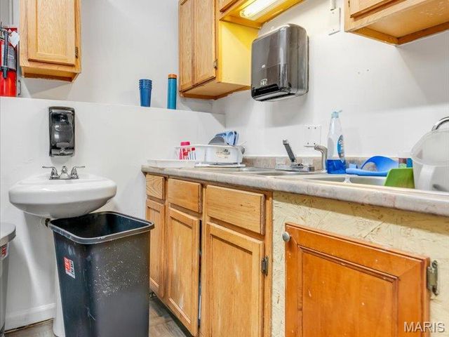 8035 N Broadway, St Louis, MO 63147