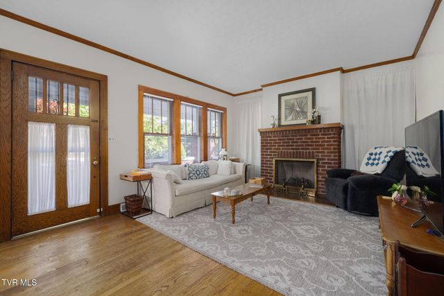 610 East Unaka Avenue, Johnson City, TN 37601