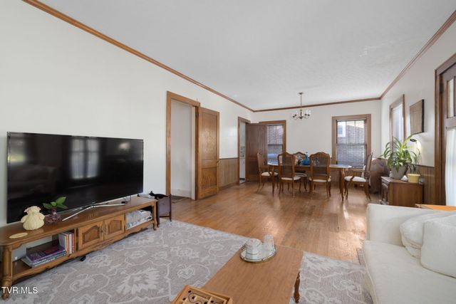 610 East Unaka Avenue, Johnson City, TN 37601