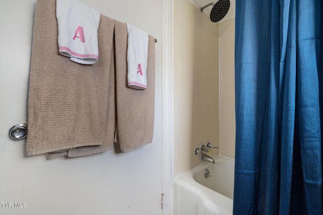 610 East Unaka Avenue, Johnson City, TN 37601