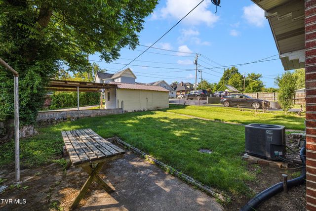 610 East Unaka Avenue, Johnson City, TN 37601