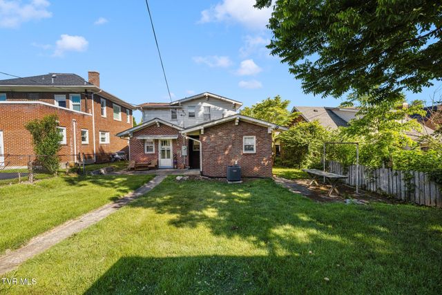 610 East Unaka Avenue, Johnson City, TN 37601