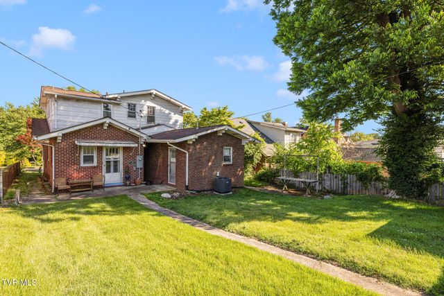 610 East Unaka Avenue, Johnson City, TN 37601