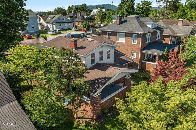 610 East Unaka Avenue, Johnson City, TN 37601