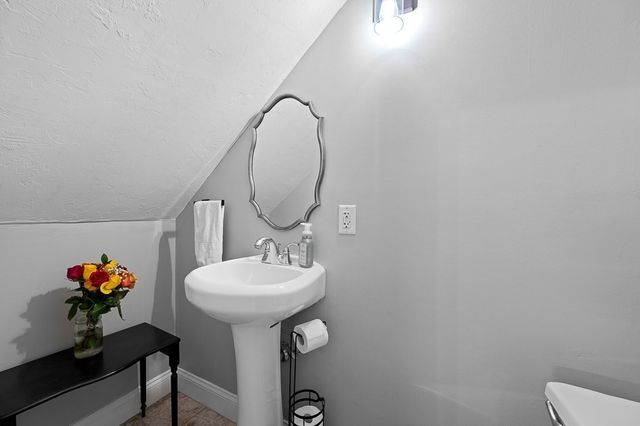32 Providence St 8, Worcester, MA 01604