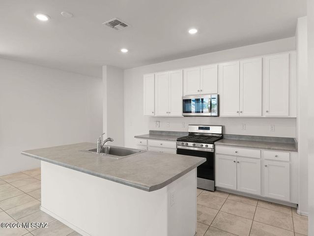 7996 S Golden Bell Drive, Tucson, AZ 85747