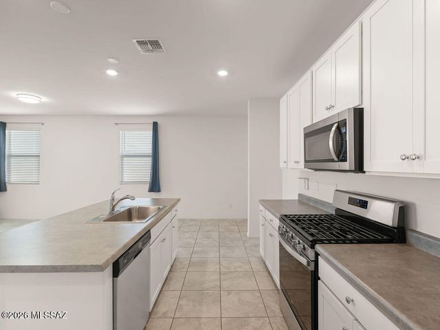 7996 S Golden Bell Drive, Tucson, AZ 85747