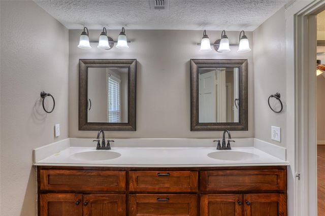 252 S Bell Street, Bellville, TX 77418