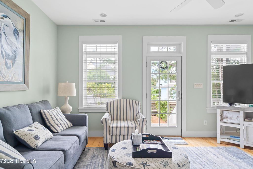 Image 14 of property listing at 320 Governor Safford Lane, Emerald Isle, NC 28594