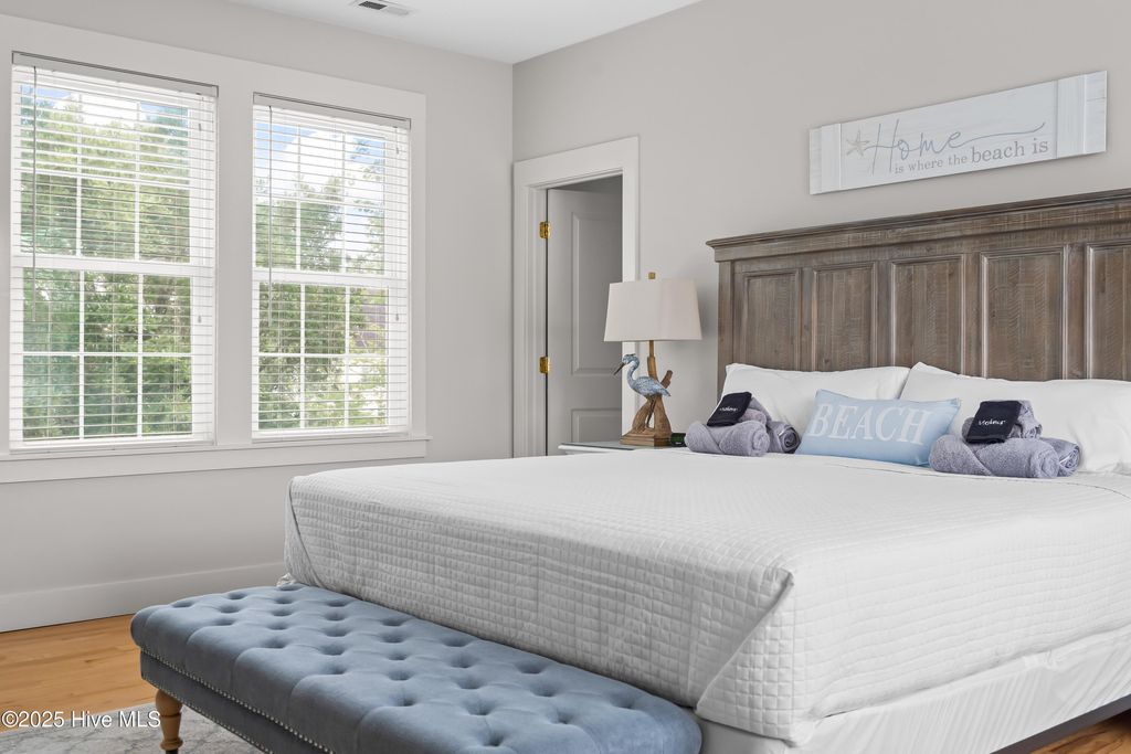 Image 16 of property listing at 320 Governor Safford Lane, Emerald Isle, NC 28594