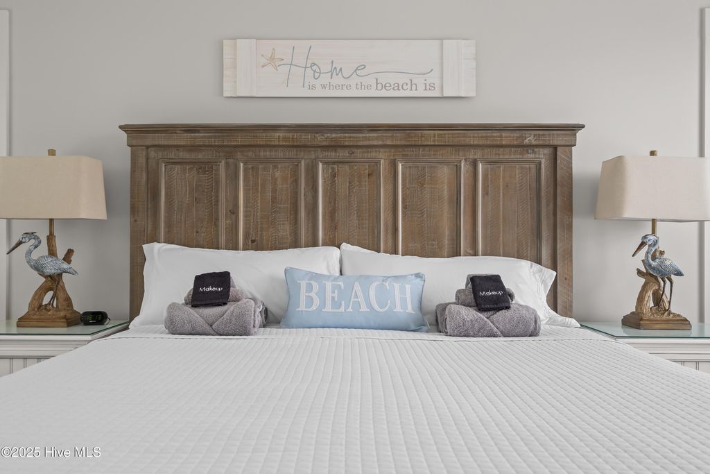 Image 18 of property listing at 320 Governor Safford Lane, Emerald Isle, NC 28594