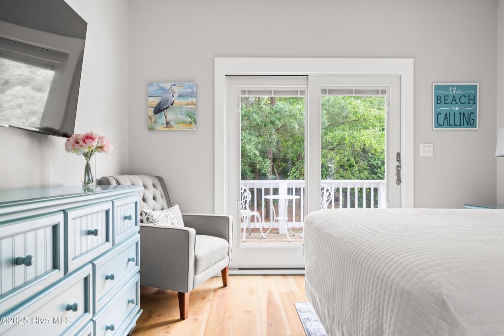 Image 27 of property listing at 320 Governor Safford Lane, Emerald Isle, NC 28594