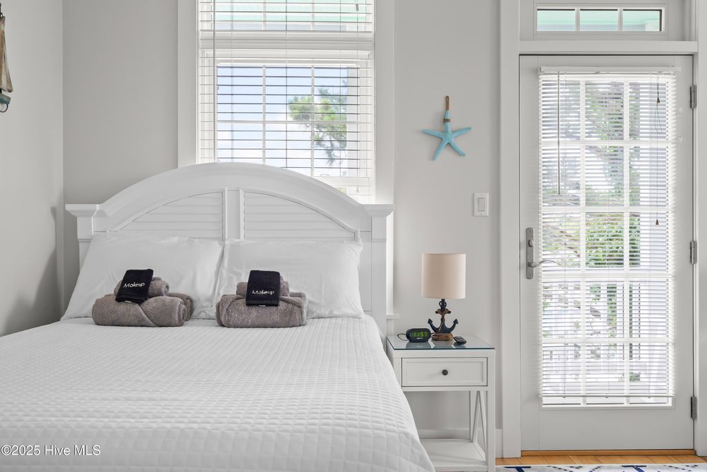 Image 31 of property listing at 320 Governor Safford Lane, Emerald Isle, NC 28594