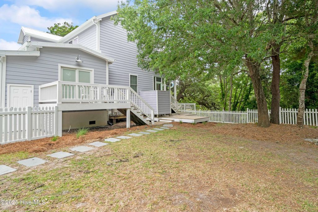 Image 38 of property listing at 320 Governor Safford Lane, Emerald Isle, NC 28594