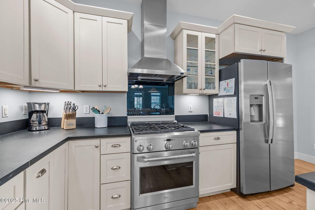 Image 6 of property listing at 320 Governor Safford Lane, Emerald Isle, NC 28594