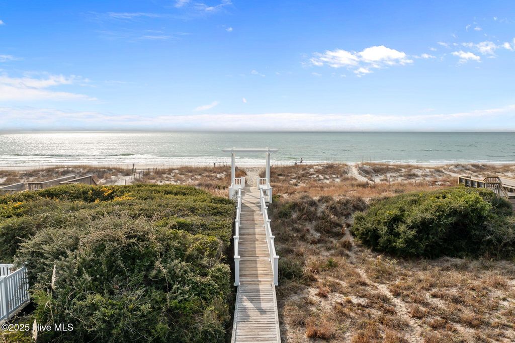 Image 78 of property listing at 320 Governor Safford Lane, Emerald Isle, NC 28594