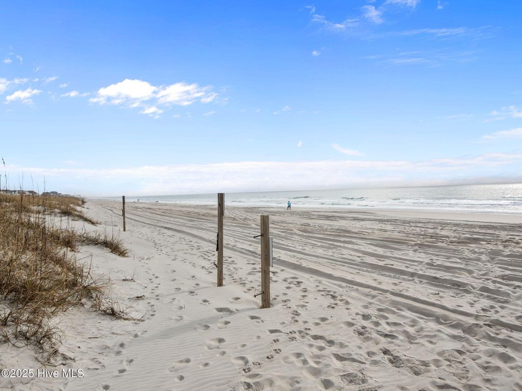 Image 84 of property listing at 320 Governor Safford Lane, Emerald Isle, NC 28594