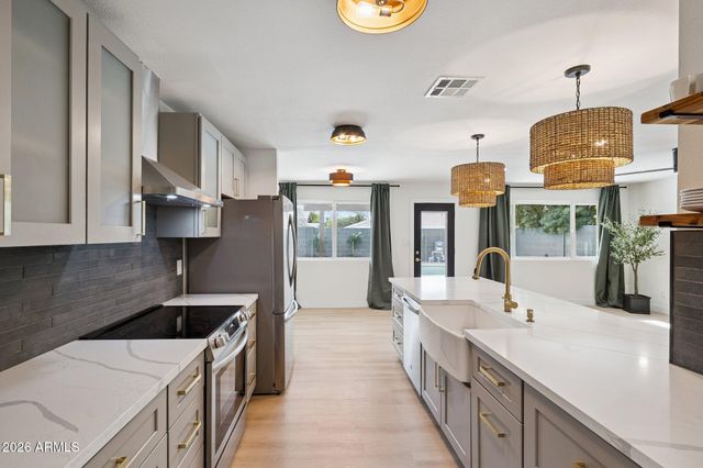 735 E MANHATTON Drive, Tempe, AZ 85282