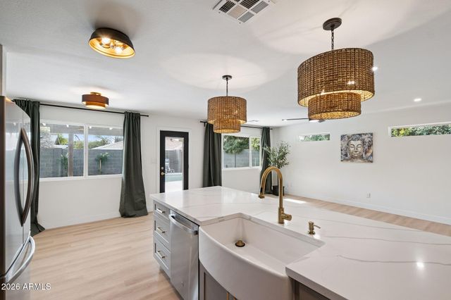 735 E MANHATTON Drive, Tempe, AZ 85282